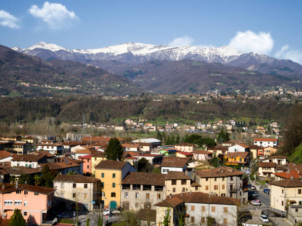 Vista della Garfagnana sopra Gallicano, con le Alpi Apuane innevate