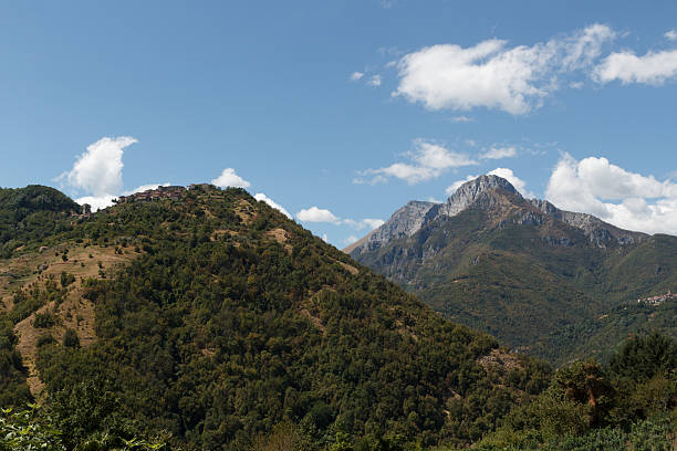 Il borgo di Trassilico tra i monti della Garfagnana